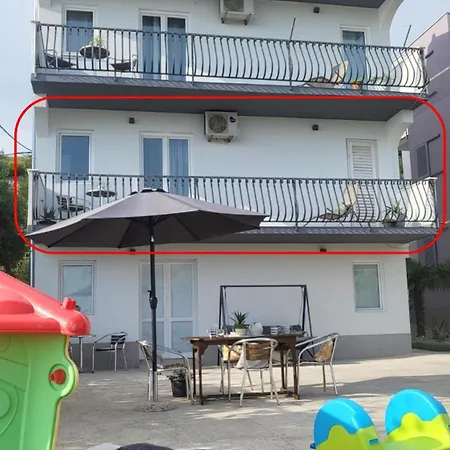 Spacious Jelena With Balcony, Garden And Sea View Podstrana